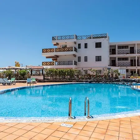 Oceanfront With Access To The דירה